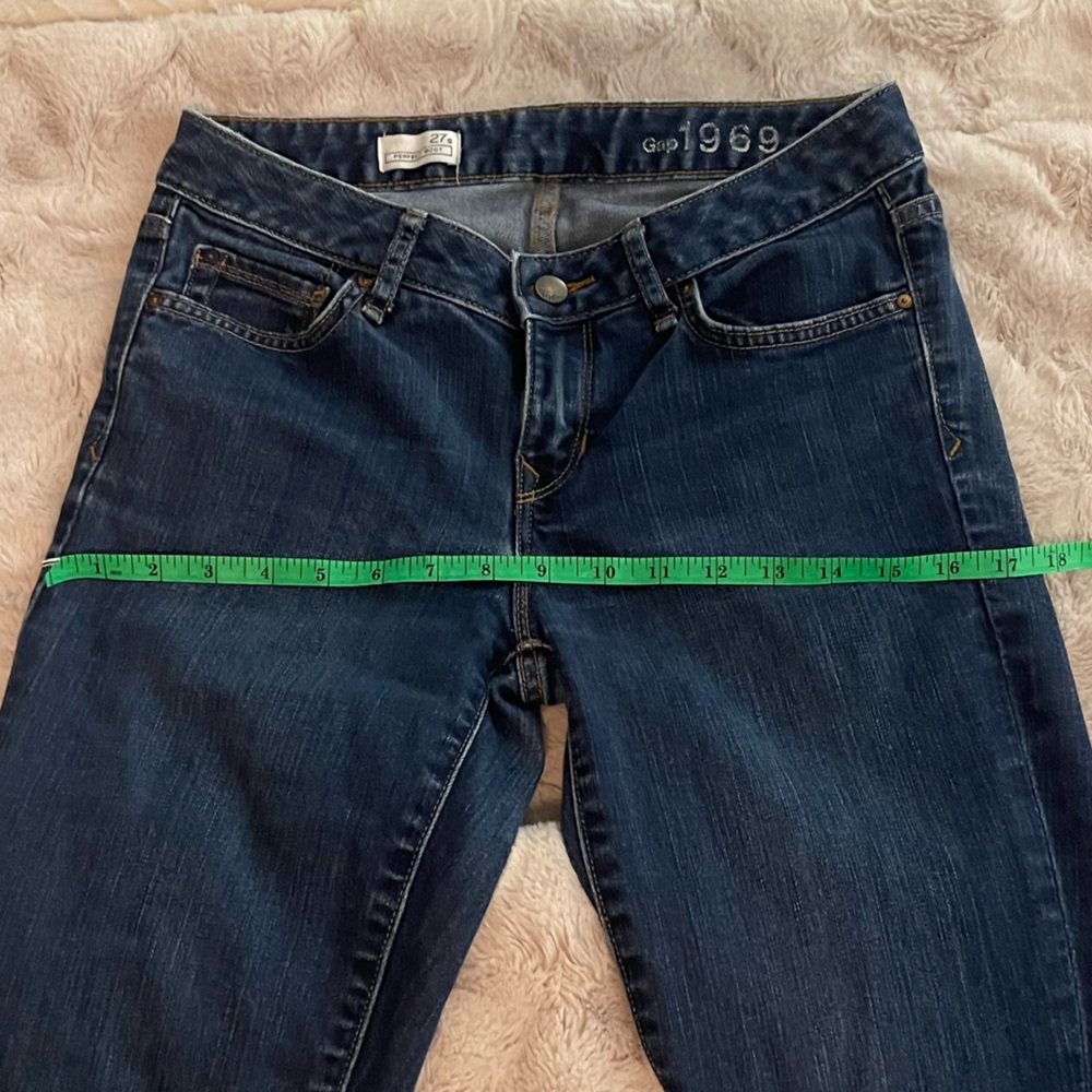 Gap Women's Blue Jeans in excellent condition size 27S boot cut with pockets